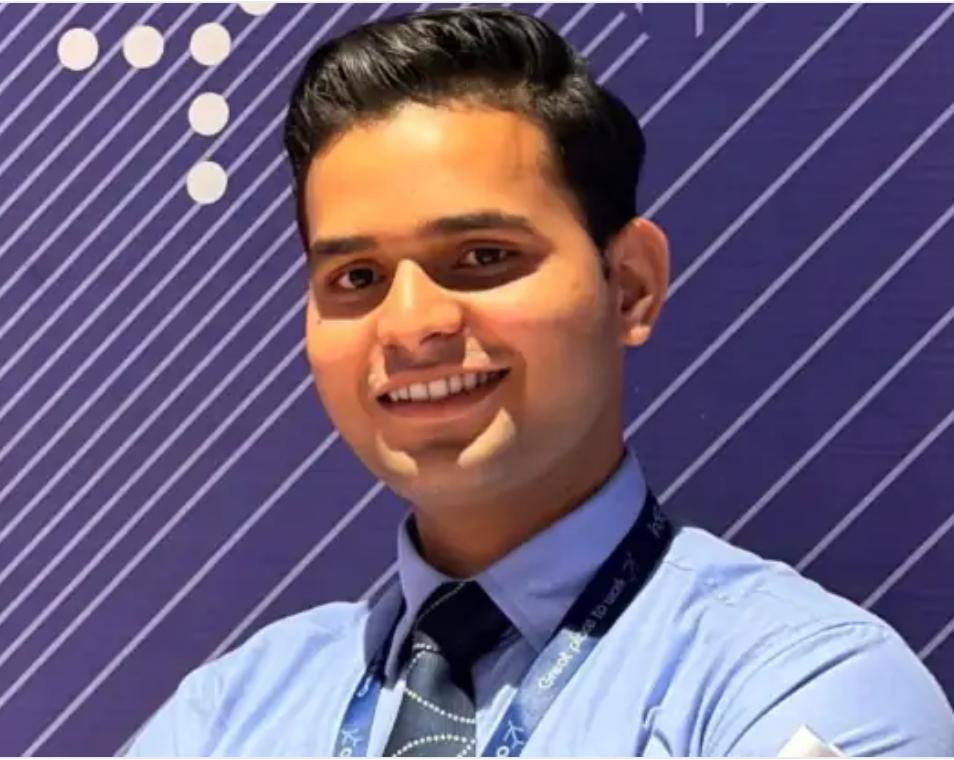 सादाबाद : रतनपुरी के विशाल गौरव का फ्लाइट मैनेजर पद पर चयन, परिवार में मिठाई बांटकर किया गया खुशी का इजहार