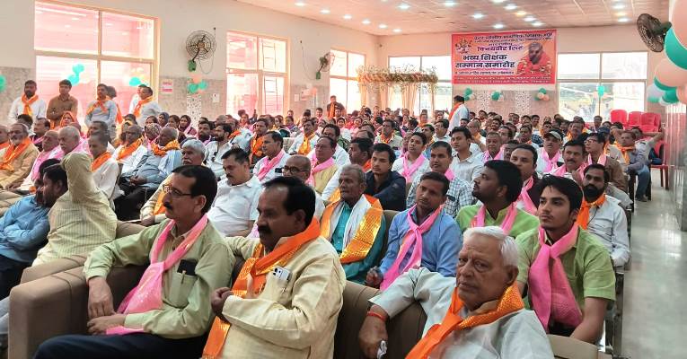 सिकंदराराऊ : सेवानिवृत्त होने पर शिक्षक सम्मान समारोह का हुआ आयोजन