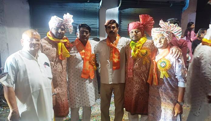 विहिप और बजरंग दल ने पुष्प वर्षा कर किया श्री अक्रूर महाराज शोभायात्रा का भव्य स्वागत, समरसता का दिया संदेश