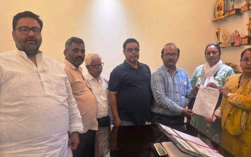 ब्राह्मण समाज ने हाथरस सदर विधायक को सौंपा ज्ञापन, विधायक निधि से भगवान परशुराम की प्रतिमा लगवाने की मांग