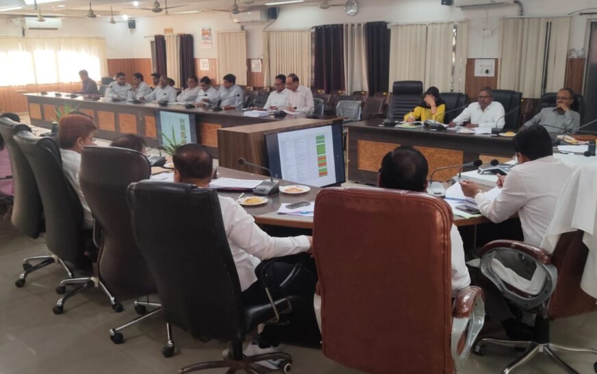 CDO ने कलेक्ट्रेट में की विकास कार्यों की समीक्षा, CM डैशबोर्ड पर खराब रैंकिंग वाले विभागों को दी चेतावनी, डेटा अपडेट के निर्देश
