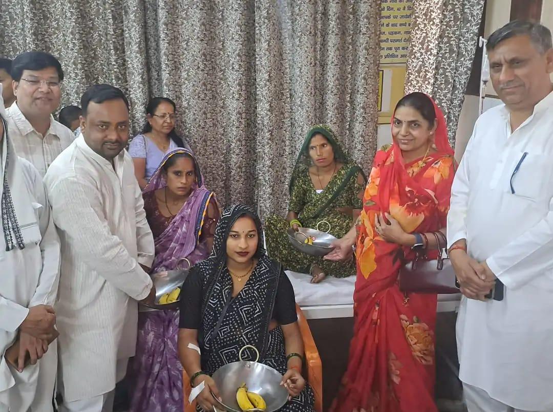 सादाबाद : गर्भवती महिलाओं को समझाए हाई रिस्क प्रेग्नेंसी के कारण, सीएचसी में विधायक गुड्डू चौधरी ने किया आयरन सुक्रोज सप्ताह का शुभारंभ