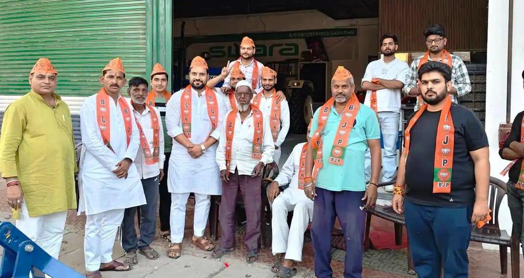 सादाबाद : भाजपाईयों ने किया सरकार की योजनाओं का बखान, गांव-बस्ती चलो अभियान के तहत ब्रज क्षेत्र उपाध्यक्ष ने किया कई क्षेत्रों का दौरा