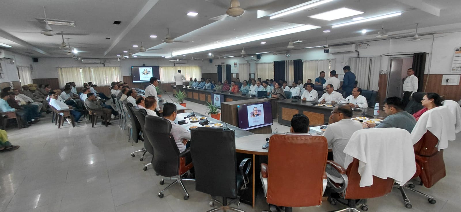 डीएम ने अधिकारियों व कर्मचारियों को दिलाई कर्तव्य निष्ठा की शपथ, कलेक्ट्रेट में बाबा साहेब के जीवन पर आधारित लघु फिल्म का हुआ प्रदर्शन