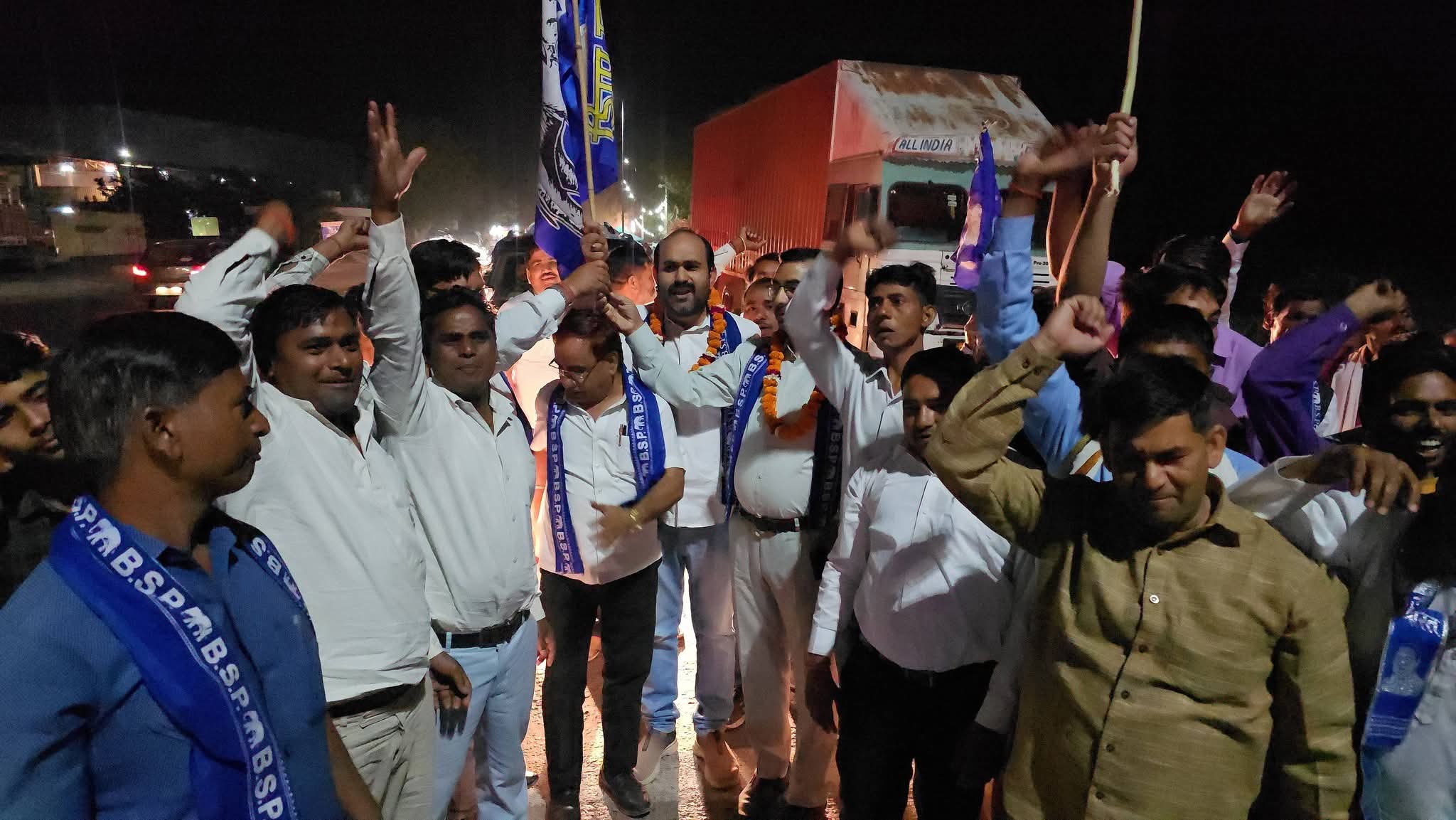 बाबा साहेब की जयंती पर सादाबाद से लखनऊ रवाना हुए सैकड़ों बसपा कार्यकर्ता