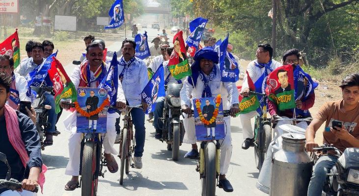 सिकंदराराऊ : सपा कार्यकर्ताओं ने पुष्प वर्षा कर किया अंबेडकर शोभा यात्रा का स्वागत, निकाली साइकिल रैली