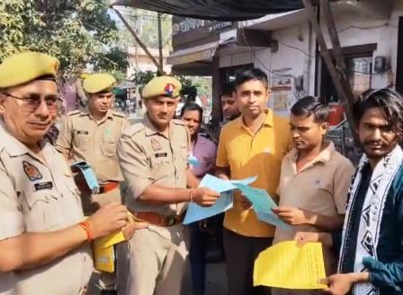 सादाबाद : अग्निशमन विभाग से चलाया जागरूकता अभियान, कस्बे के भीड़भाड़ वाले इलाकों में पंपलेट बांटकर आगजनी की स्थिति से निपटने के उपाय बताए