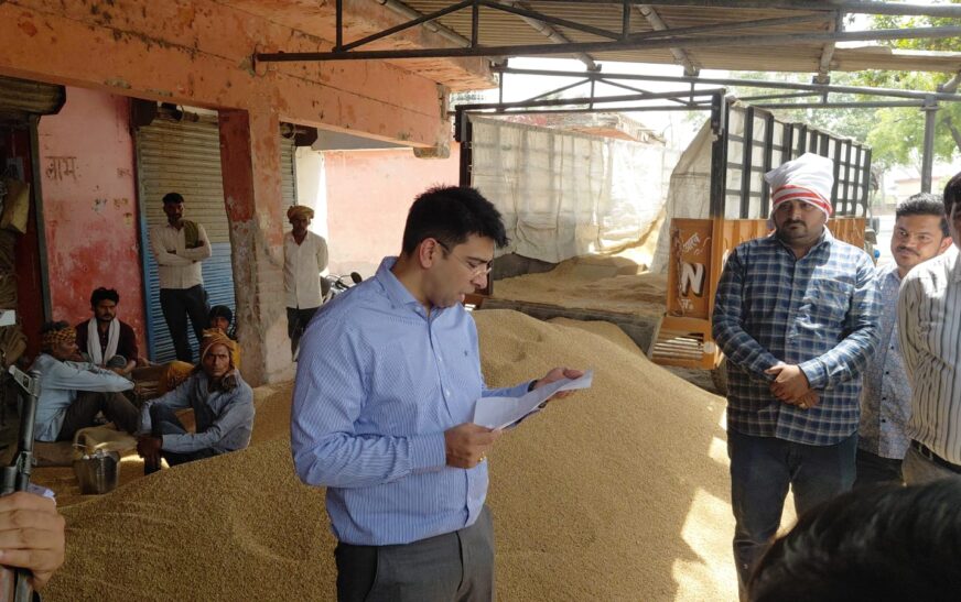 हाथरस मंडी में गेहूँ खरीद का जायजा लेने पहुँचे जिलाधिकारी, पारदर्शिता के लिए ‘टोकन सिस्टम’ पर दिया जोर, डीएम बोले – वर्षा से प्रभावित गेहूँ भी खरीदें, किसान को न हो असुविधा