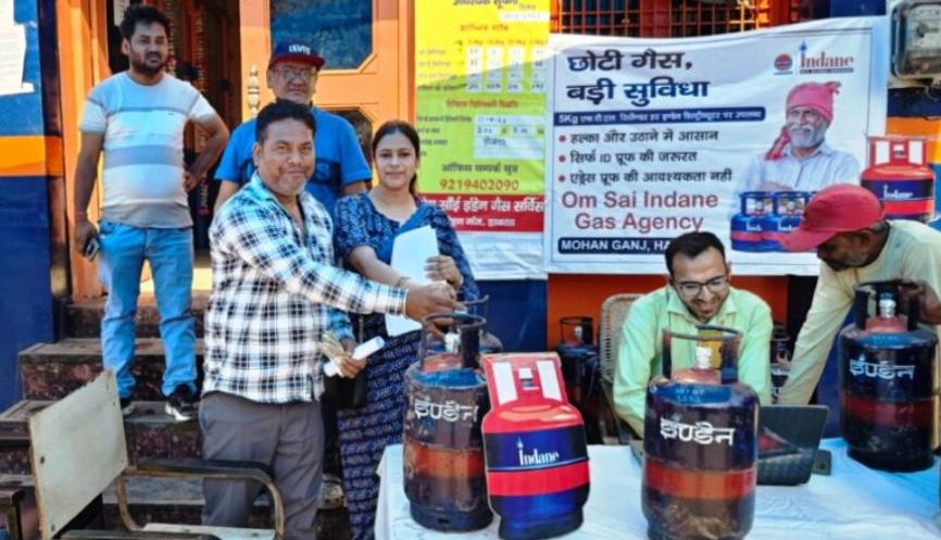 हाथरस में बिना कनेक्शन वाले जरूरतमंदों को दिए 5 किलो के सिलेंडर