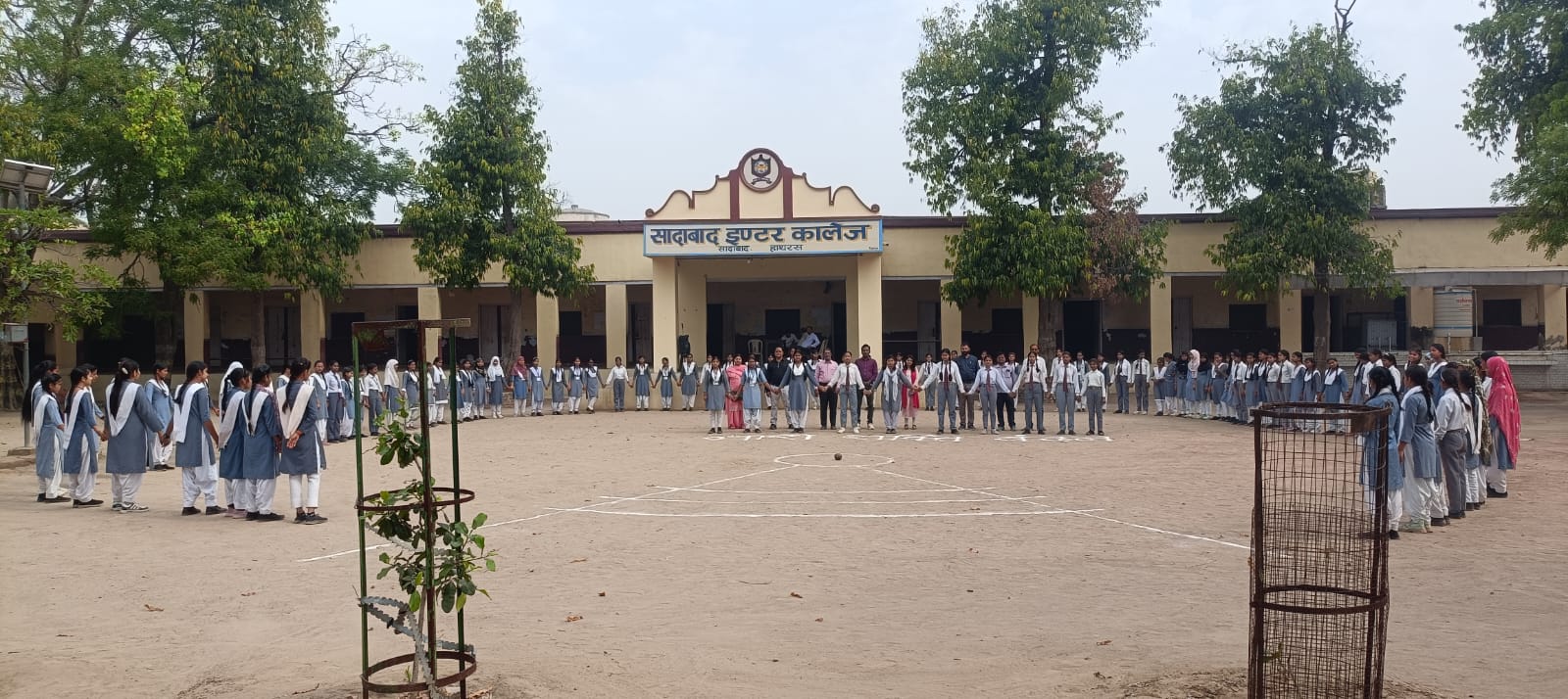 मानव श्रृंखला बनाकर दिया नारी सशक्तिकरण का संदेश, सादाबाद इंटर कॉलेज में नारी शक्ति वंदन कार्यक्रम का हुआ आयोजन