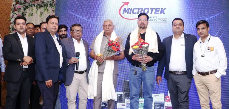 हाथरस में माइक्रोटैक डीलर मीट का हुआ आयोजन, भविष्य में सोलर और लिथियम बैटरी का होगा बोल-बाला, लकी ड्रा में कार जीतने का मौका