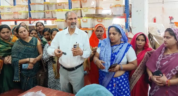 सीडीओ ने स्वयं सहायता समूह की महिलाओं के साथ किया रंग-गुलाल और पूजा सामग्री फैक्ट्री का भ्रमण
