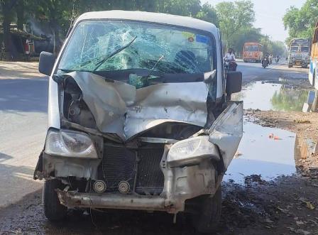 सादाबाद : झपकी लगने से ट्रैक्टर-ट्राली में घुसी ईको कार, आगरा रोड पर पेट्रोल पंप के निकट हुआ हादसा, कार क्षतिग्रस्त