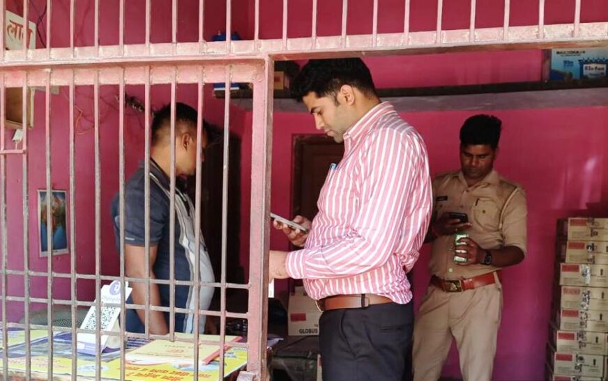 आबकारी निरीक्षक ने सादाबाद क्षेत्र में शराब की दुकानों के स्टॉक खंगाले, विक्रेताओं को दी सख्त हिदायत
