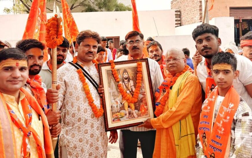 सासनी : ग्राम खोराना में हर्षोल्लास के साथ निकाली गई भगवान परशुराम की भव्य शोभा यात्रा