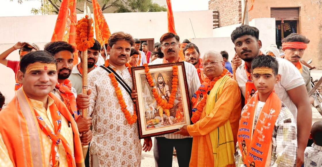 सासनी : ग्राम खोराना में हर्षोल्लास के साथ निकाली गई भगवान परशुराम की भव्य शोभा यात्रा