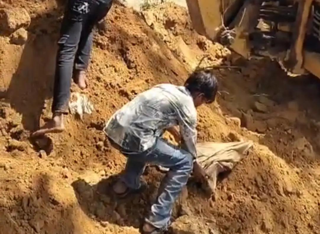 कब्रिस्तान की भूमि पर टंकी निर्माण का प्रयास, जेसीबी से खुदाई के दौरान टूटी कब्रें, ग्रामीणों ने जताया आक्रोश, प्रधान ने रुकवाया निर्माण