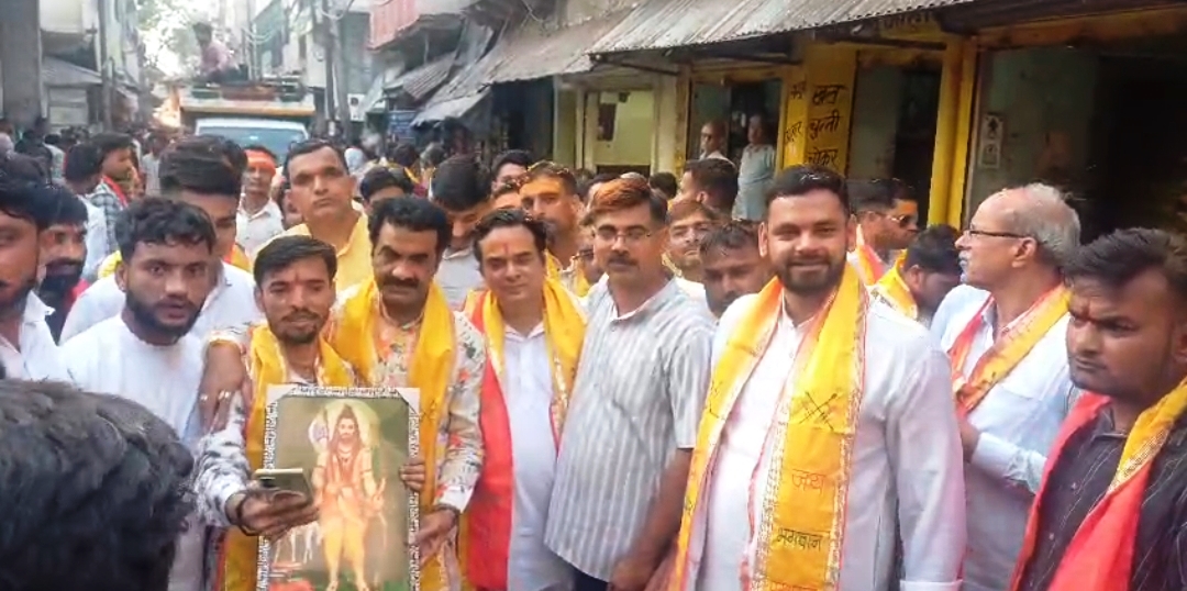 विहिप और बजरंग दल ने पुष्प वर्षा कर किया भगवान परशुराम की शोभायात्रा का भव्य स्वागत