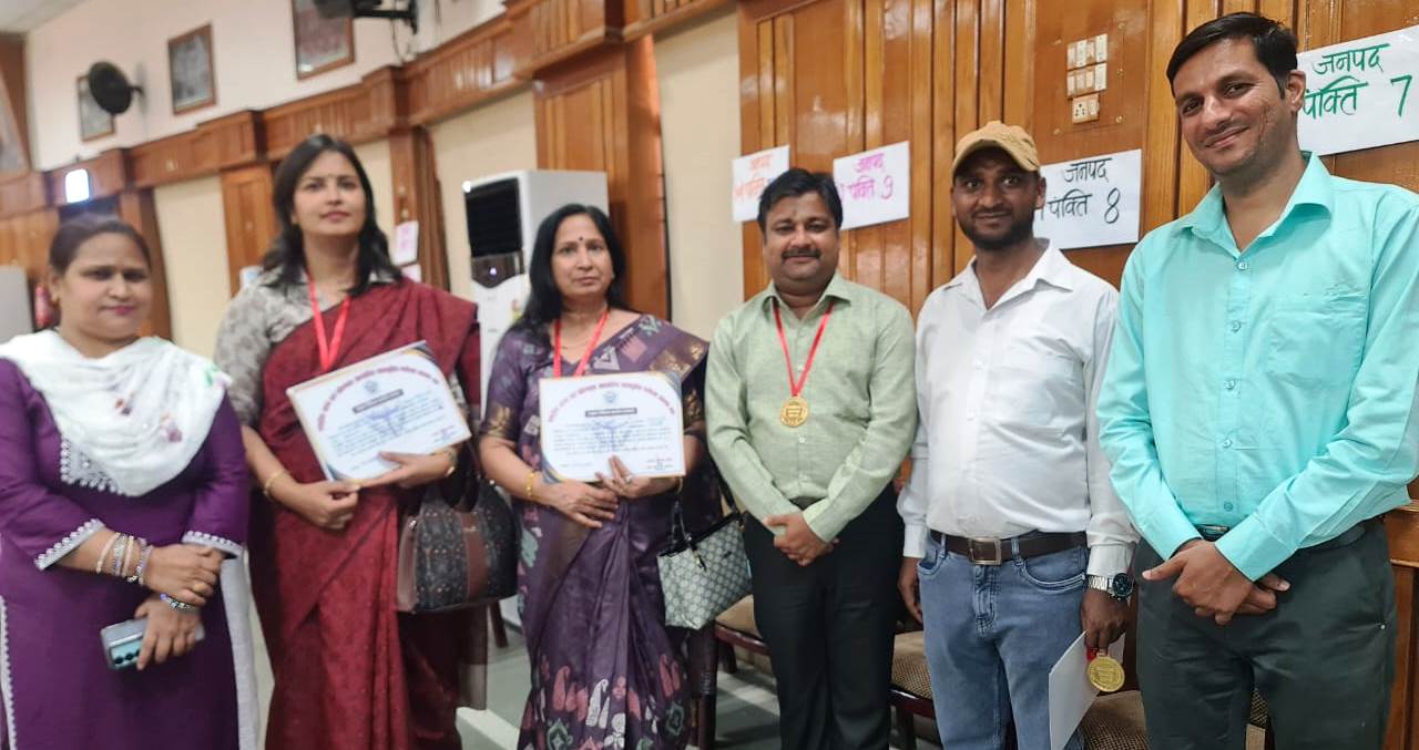 हाथरस के तीन प्रधानाचार्यों को लखनऊ में मिला उत्कृष्ट शिक्षक सम्मान, छात्रवृत्ति परीक्षा में बढ़ाया जिले का मान