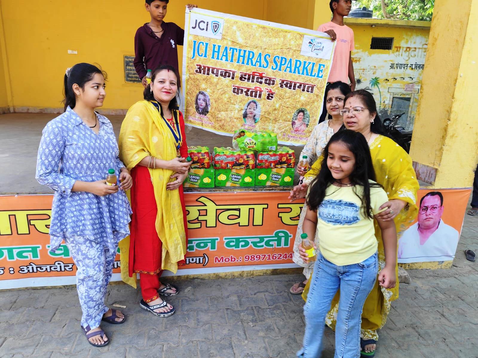 जेसीआई हाथरस स्पार्कल ने वितरित की सोडा शिकंजी