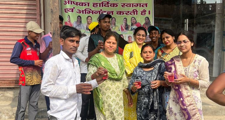 अक्षय तृतीया पर वार्ष्णेय महिला एसोसिएशन ने राहगीरों को पिलाया शरबत