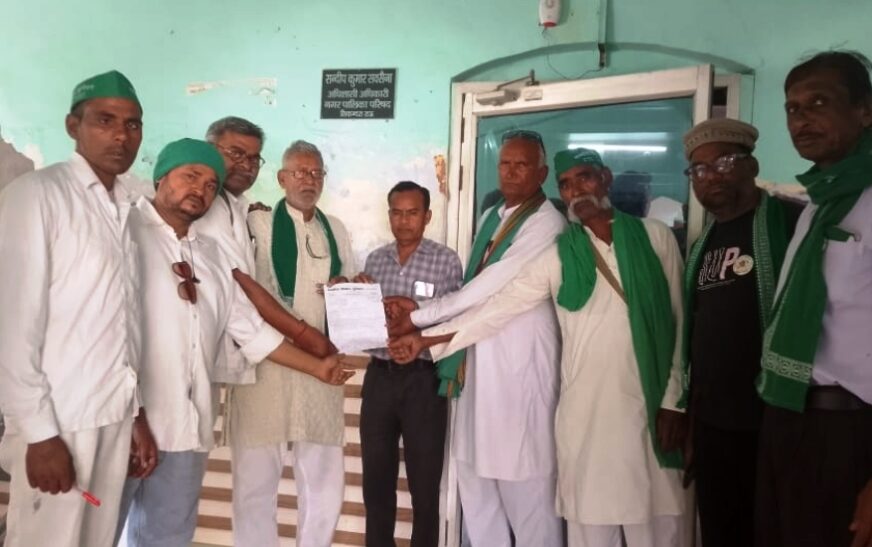 सिकंदराराऊ : समस्याओं को लेकर भाकियू ने नगर पालिका में सौंपा ज्ञापन, आंदोलन की चेतावनी