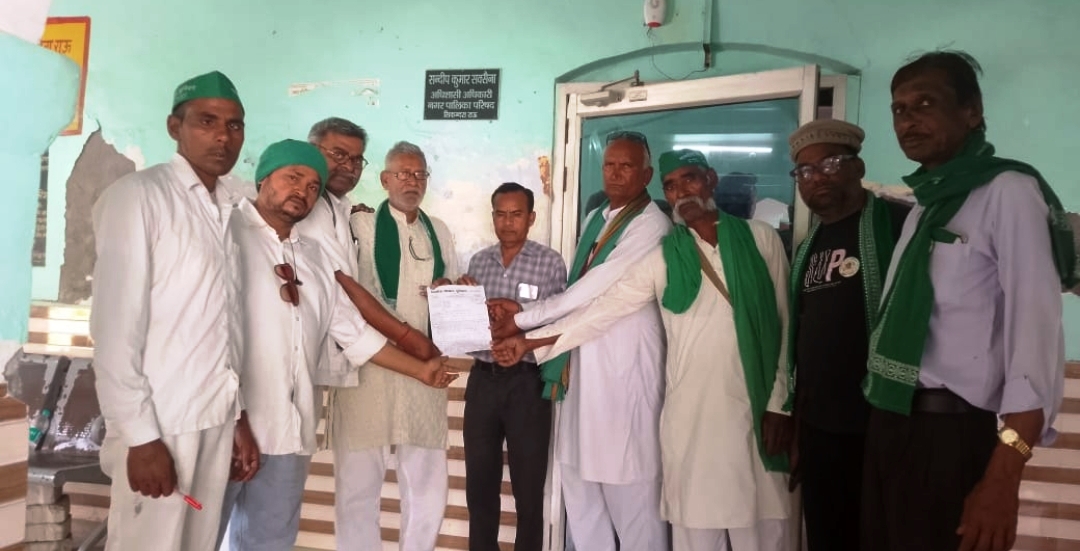 सिकंदराराऊ : समस्याओं को लेकर भाकियू ने नगर पालिका में सौंपा ज्ञापन, आंदोलन की चेतावनी