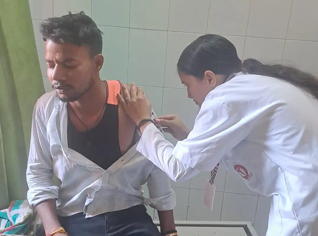 सादाबाद : बंदर-कुत्तों के हमले के मामले फिर बढ़े, अस्पताल में उमड़ रही वैक्सीन लगवाने वालों की भीड़