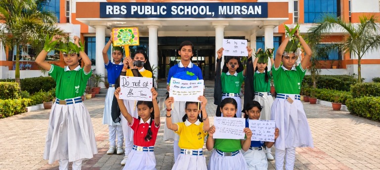 आर.बी.एस. पब्लिक स्कूल में पृथ्वी दिवस पर पर्यावरण संरक्षण का लिया संकल्प