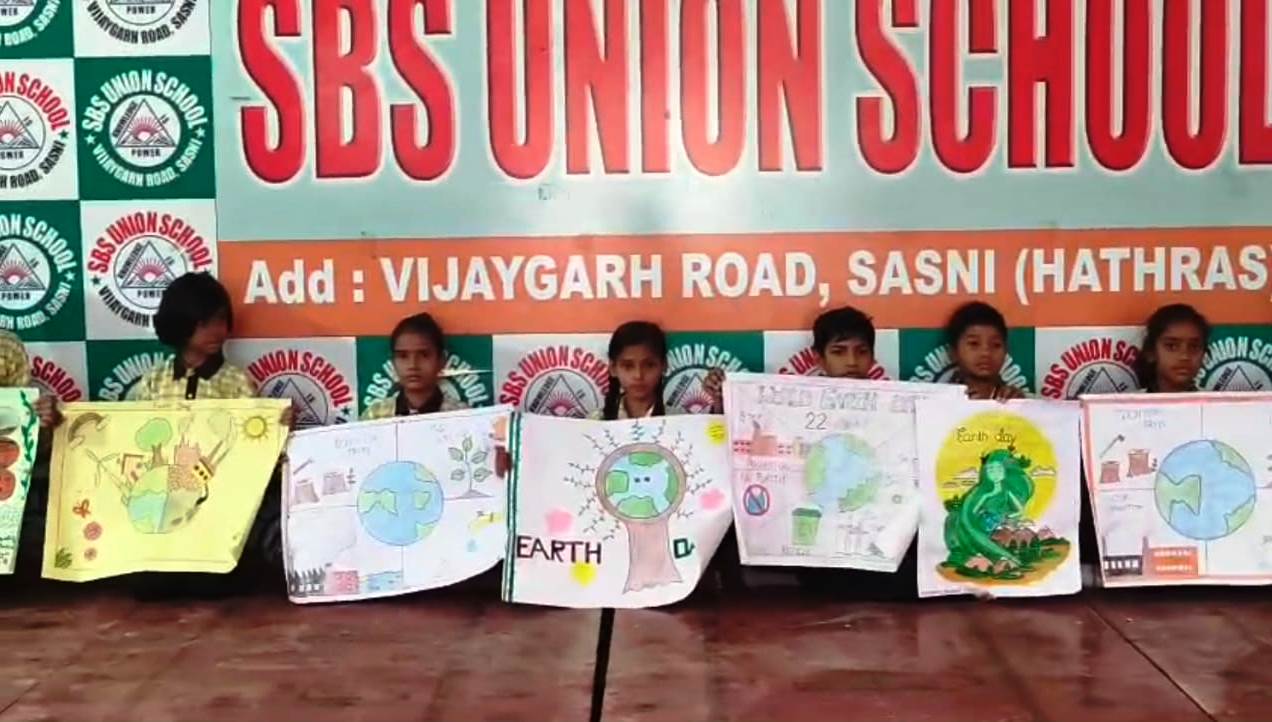 सासनी : एसबीएस यूनियन स्कूल में धूमधाम से मनाया गया वर्ल्ड अर्थ डे