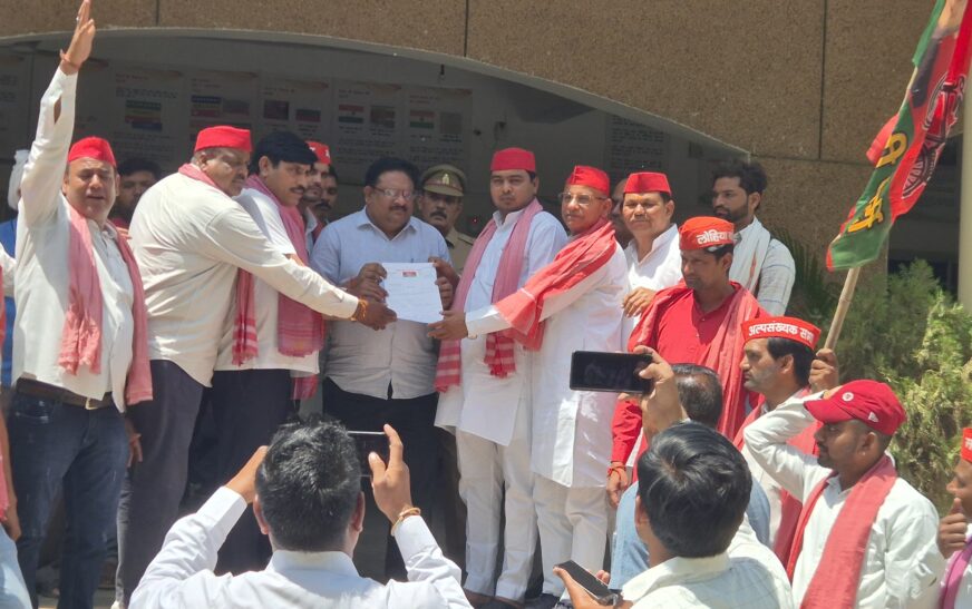 नोएडा श्रमिक आंदोलन के दमन के विरोध में सपाइयों ने जिलाधिकारी कार्यालय पर दिया धरना