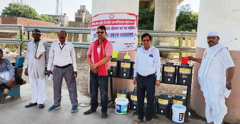हाथरस जंक्शन पर निःशुल्क जल सेवा का हुआ शुभारंभ