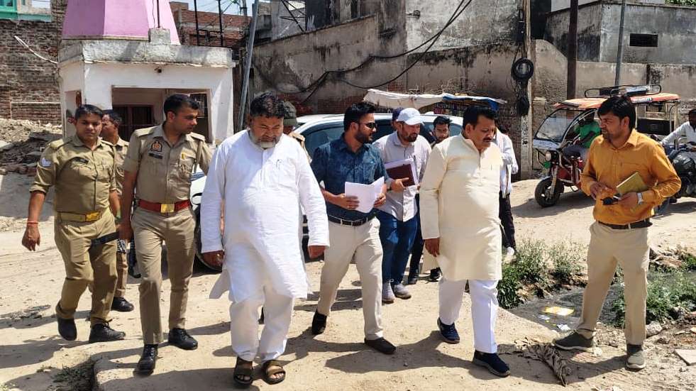 सिकंदराराऊ : हर घर जल योजना के कार्यों में देरी पर बिफरे सांसद अनूप प्रधान, अधिकारियों को लगाई फटकार, जल्द काम पूरा करने के निर्देश