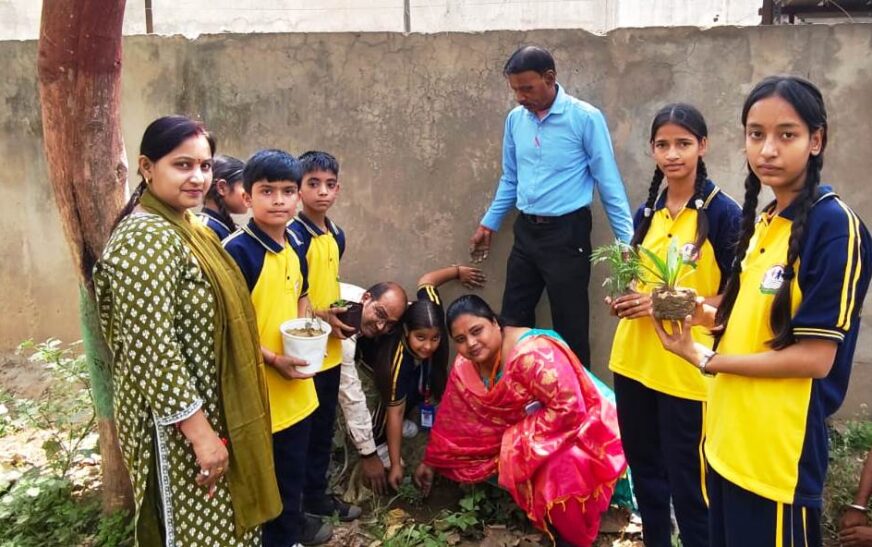 अमोलचंद्र पब्लिक स्कूल में पृथ्वी दिवस की धूम, नुक्कड़ नाटक और कला के जरिए दिया स्वच्छता का संदेश