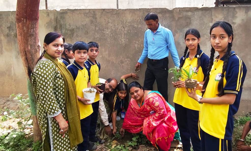 अमोलचंद्र पब्लिक स्कूल में पृथ्वी दिवस की धूम, नुक्कड़ नाटक और कला के जरिए दिया स्वच्छता का संदेश