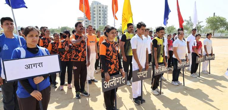 हाथरस पुलिस लाइन्स में अंतर जनपदीय पुलिस भारोत्तोलन व योग प्रतियोगिता का हुआ शुभारंभ, सात जनपदों के पुलिस खिलाड़ी दिखाएंगे दमखम, एसपी ने खिलाड़ियों का बढ़ाया उत्साह