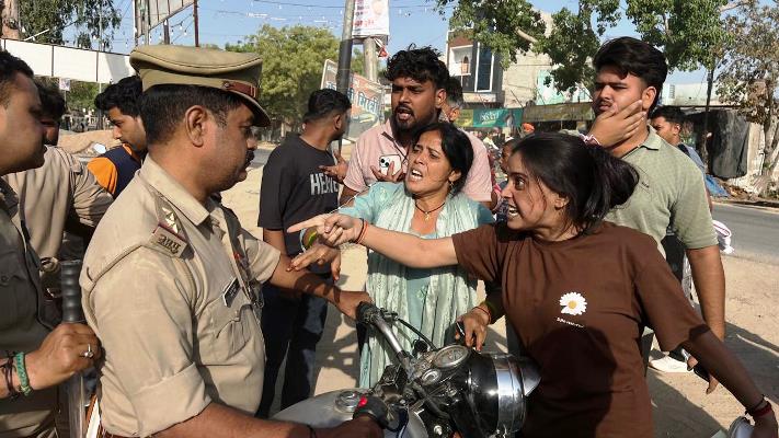 गर्भवती महिला की मौत पर परिजनों ने किया जोरदार हंगामा, निजी अस्पताल पर लापरवाही का आरोप, दारोगा की बाइक की चाबी छीनी
