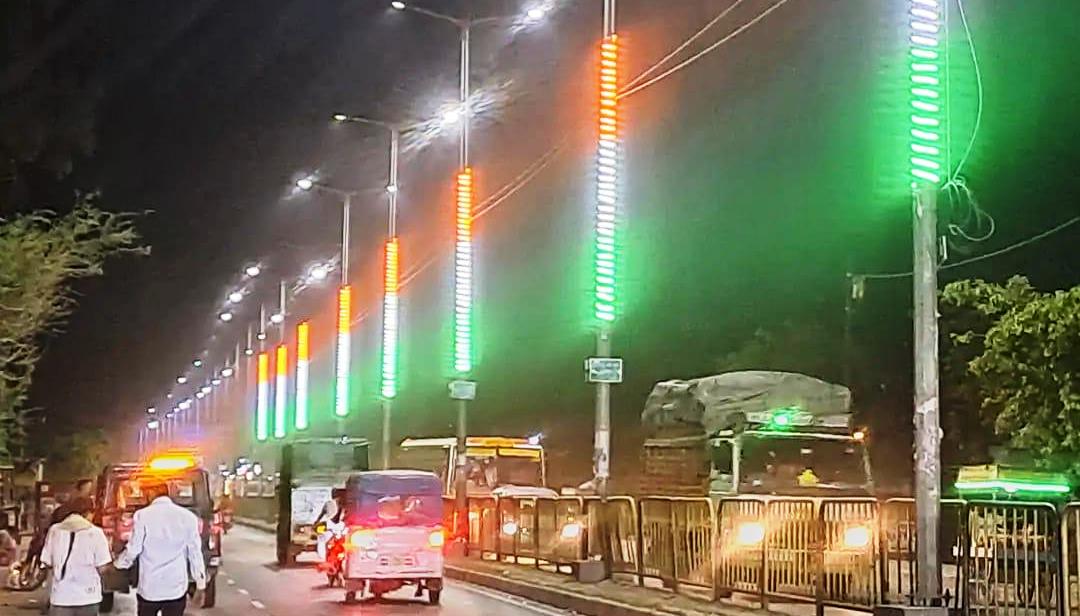 सादाबाद : तिरंगा लाइटों से जगमग होगा सादाबाद, नगर पंचायत द्वारा लगवाई जा रही हैं तिरंगा लाइटें
