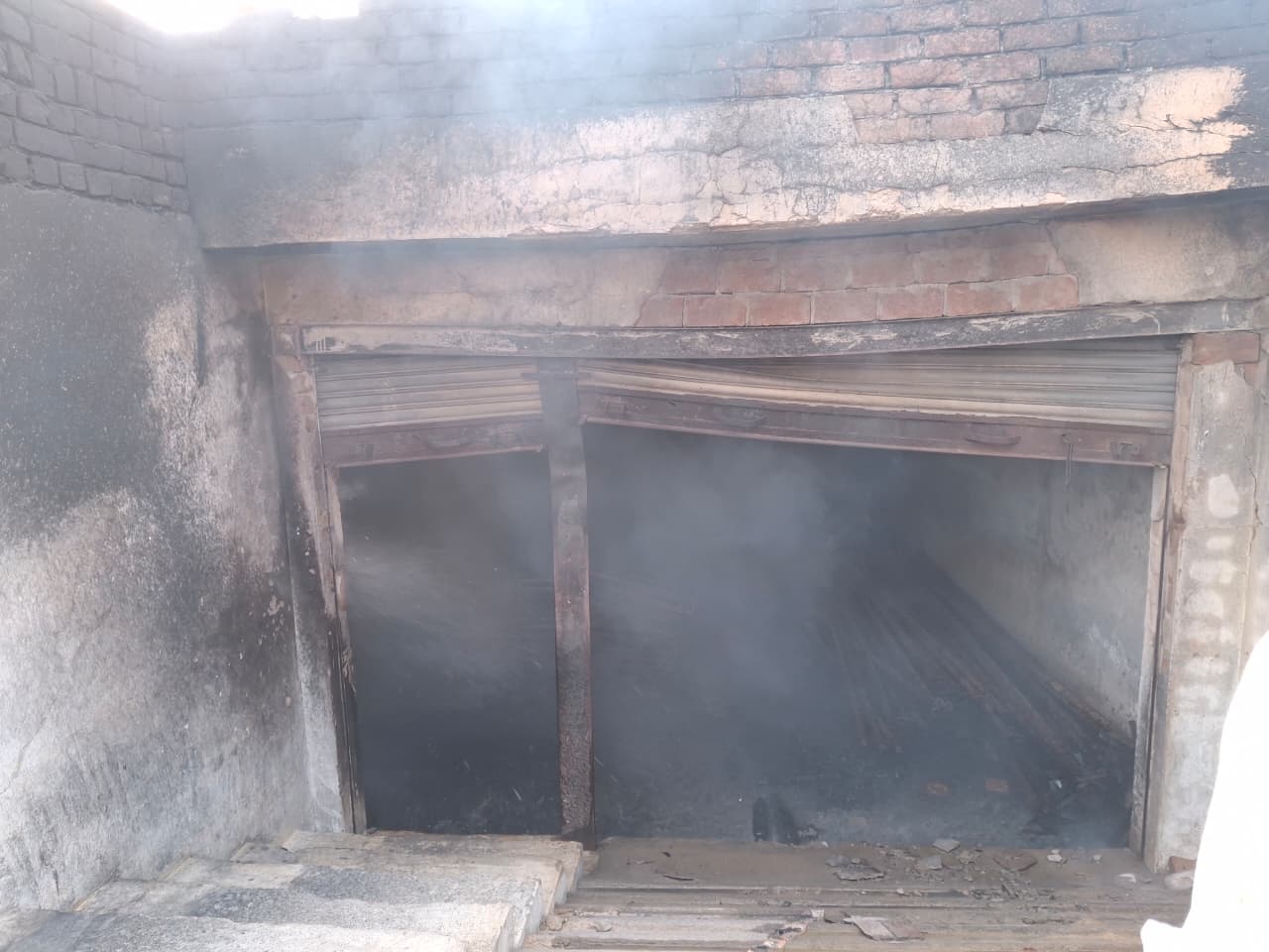 पुरदिलनगर रोड पर पालिका की लापरवाही से कब्रिस्तान में लगी आग, स्थानीय लोगों ने खुद बुझाई आग, दमकल के न पहुँचने पर जताई नाराजगी