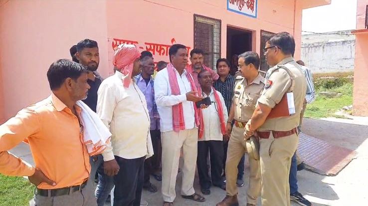 पुलिस कस्टडी में युवक की मौत पर सियासी पारा गर्म, पोस्टमार्टम हाउस पहुंचे सपा नेता ने दोषियों पर कार्रवाई की मांग की