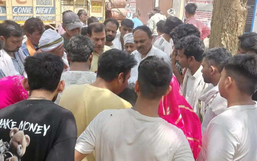 गैस आपूर्ति को लेकर गुस्साए उपभोक्ता, सहपऊ क्षेत्र की गैस एजेंसी पर रिफिल मिलने में देरी पर लोगों ने जताई नाराजगी।