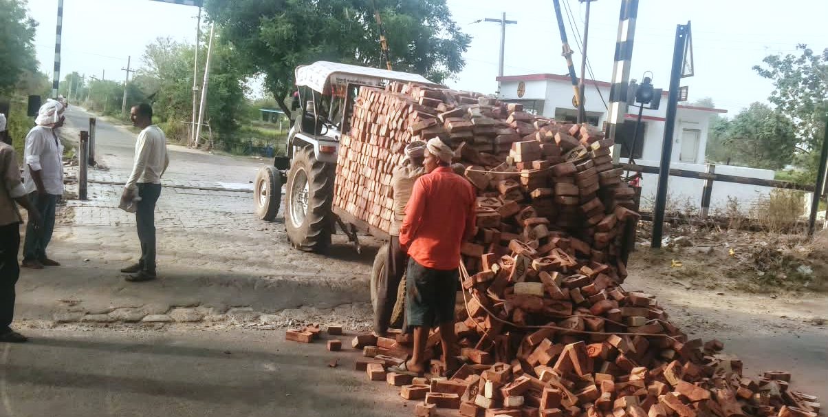 मुरसान : कलेक्ट्रेट के पास ट्रैक्टर-ट्राली का संतुलन बिगडा, ईंटें सड़क पर बिखरी