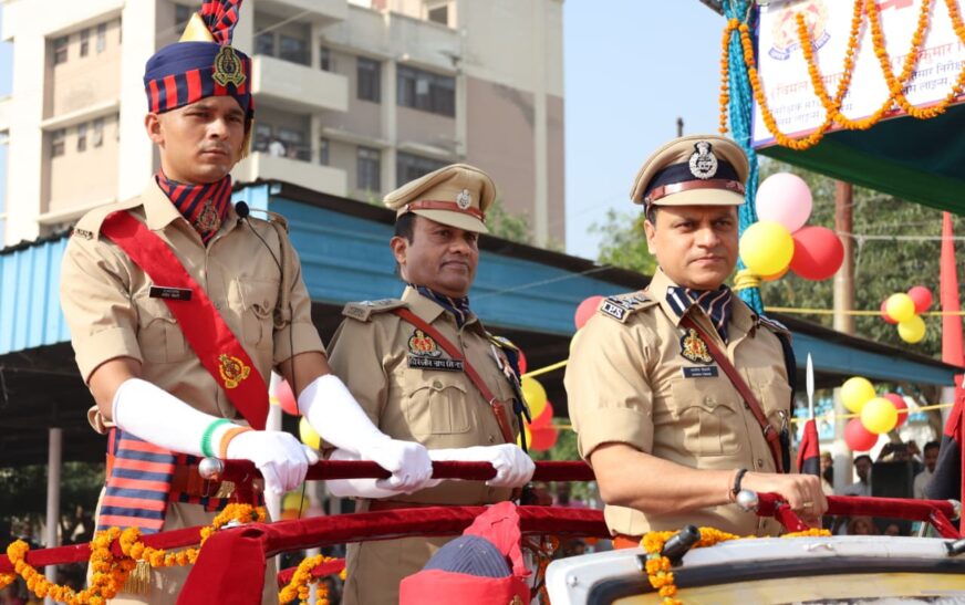 दीक्षांत परेड के बाद 390 जांबाज आरक्षी पुलिस बेड़े में शामिल, DIG आशीष तिवारी ने ली परेड की सलामी