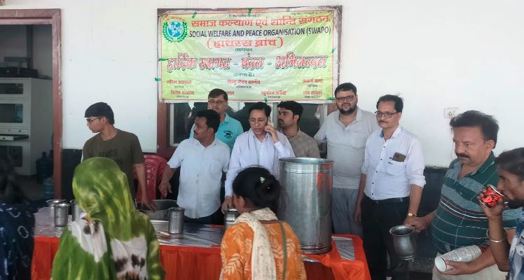 प्रचंड गर्मी में यात्रियों को मिली राहत, स्वापो ट्रस्ट ने हाथरस सिटी स्टेशन पर लगाई ठंडे शरबत की प्याऊ