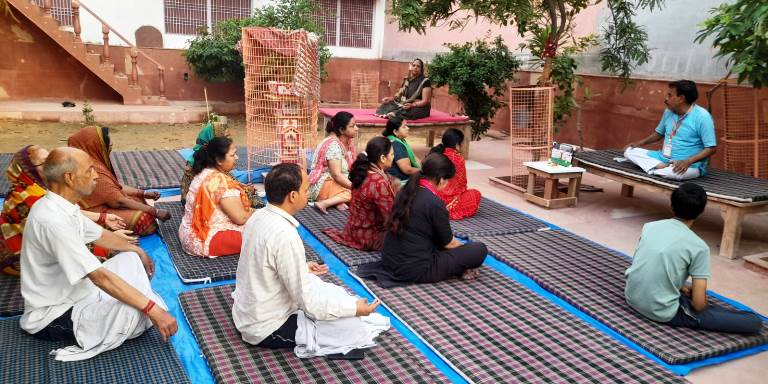 बालाजी मंदिर परिसर में 15 दिवसीय निःशुल्क योग प्रशिक्षण शिविर का हुआ भव्य शुभारंभ