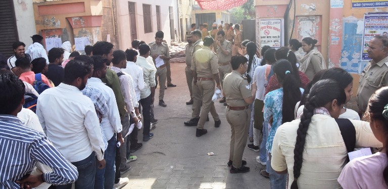 हाथरस में कड़ी सुरक्षा के बीच होमगार्ड भर्ती परीक्षा जारी, दूसरे दिन 1806 अभ्यर्थियों ने छोड़ी परीक्षा