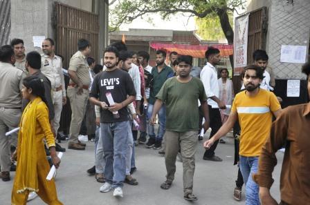 हाथरस में होमगार्ड भर्ती परीक्षा के तीसरे व आखिरी दिन पहली पाली में 956 और 918 अभ्यर्थी अनुपस्थित रहे