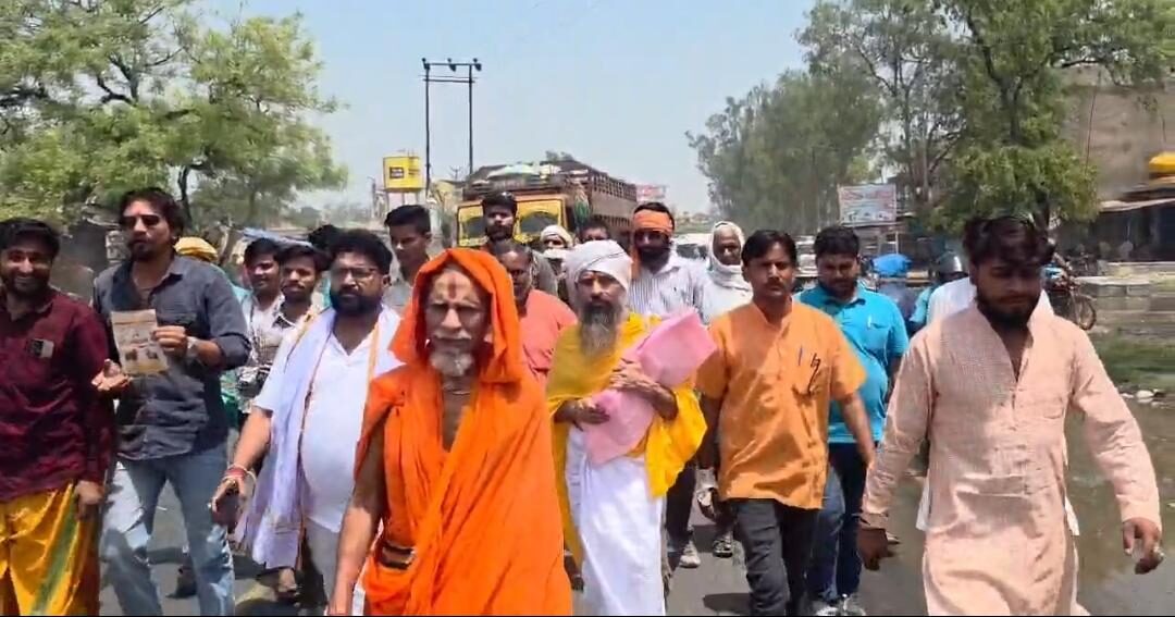 सासनी में गौ सम्मान आवाहन अभियान के तहत कार्यकर्ताओं का प्रदर्शन, राष्ट्रपति-प्रधानमंत्री के नाम सौंपा ज्ञापन