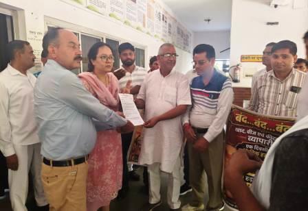 हाथरस में खाद, बीज और कृषि रक्षा दवा विक्रेताओं की प्रदेशव्यापी हड़ताल, सभी दुकानें बंद, 15 सूत्रीय मांगों को लेकर सौंपा ज्ञापन