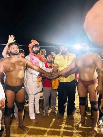 मथुरा के अंकित पहलवान ने पंजाब के नवाज अली को दी पटखनी, दंगल में उमड़ा जनसैलाब